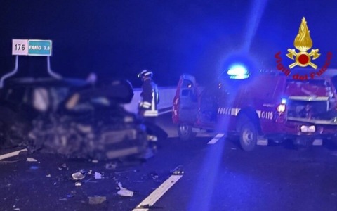 Prende la A14 contromano e si schianta contro una famiglia bergamasca: incidente nelle Marche