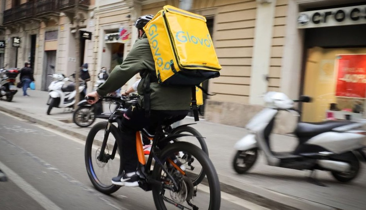 La denuncia della Cgil di Bergamo: ai rider di Glovo arrivano conguagli irrisori, scoppia il caso