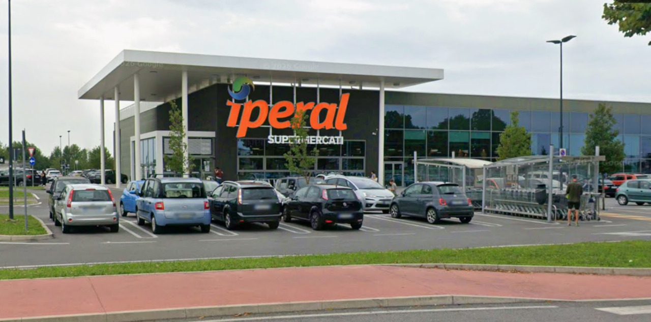 Caos al supermercato di Caravaggio: due uomini litigano e chiamano i “rinforzi”, ferito un 21enne
