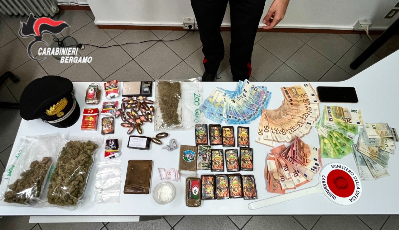 Un deposito di droga nella stalla a Zogno: arrestato 60enne. Sequestrati hashish, cocaina e marijuana