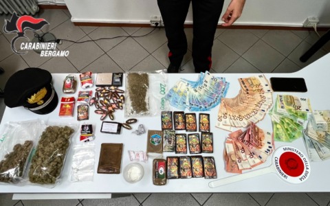 Un deposito di droga nella stalla a Zogno: arrestato 60enne. Sequestrati hashish, cocaina e marijuana