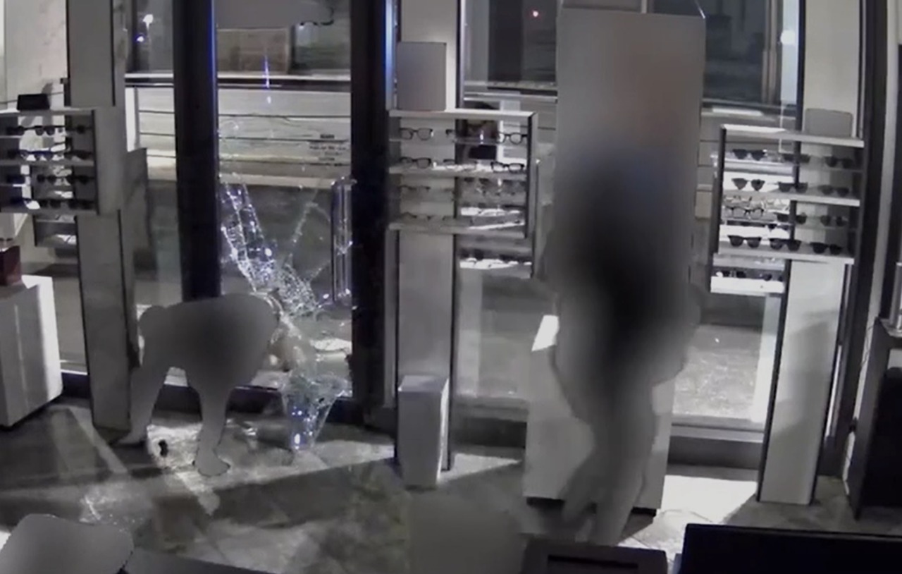 Spaccata all’Ottica Savoldi di Bergamo a fine maggio, arrestati i presunti autori