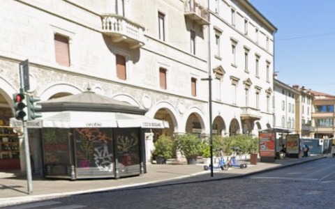 Aggredisce e rapina una giovane su un bus in pieno centro a Bergamo, arrestato dalla locale