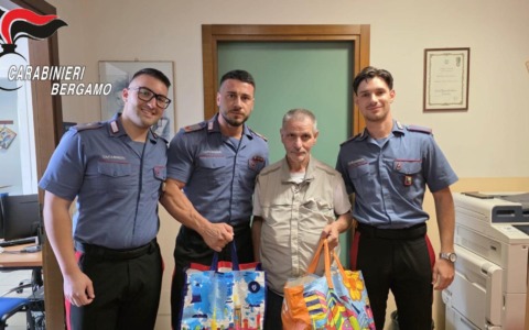 Perde il portafogli con dentro la pensione: i carabinieri di Curno fanno la spesa a un 71enne e al fratello