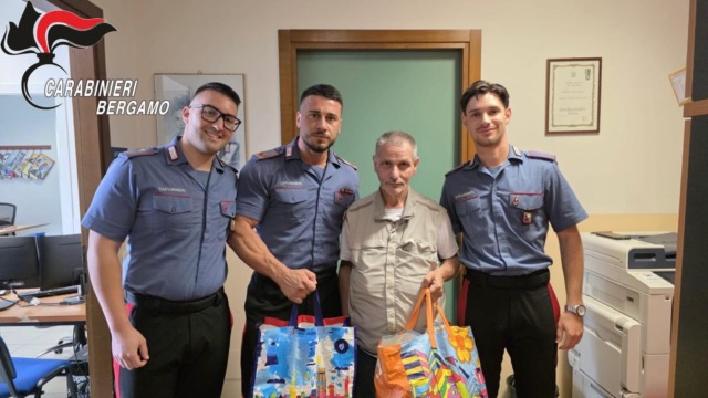 Perde il portafogli con dentro la pensione: i carabinieri di Curno fanno la spesa a un 71enne e al fratello