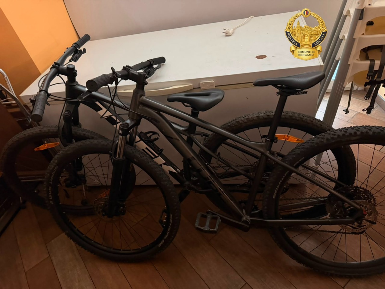 Rubano due biciclette da seimila euro a due minorenni a Bergamo: recuperate grazie ai dispositivi Gps