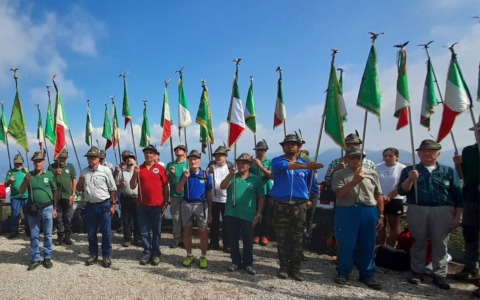 Vandali sul Canto Alto: è stata danneggiata la targa degli Alpini