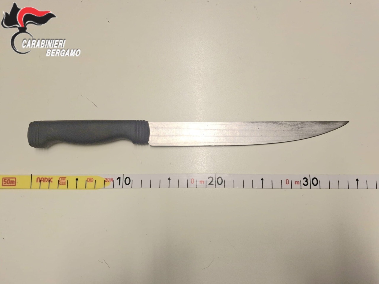 Trentaseienne armato di coltello arrestato ad Arzago, poi finge di essere stato picchiato dai carabinieri