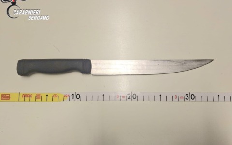 Trentaseienne armato di coltello arrestato ad Arzago, poi finge di essere stato picchiato dai carabinieri