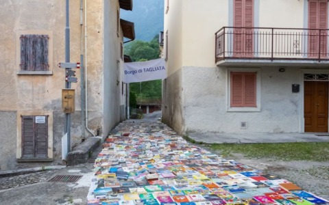 Un piccolo borgo attraversato da settemila libri: il successo dell’iniziativa a Tagliata di Costa Serina