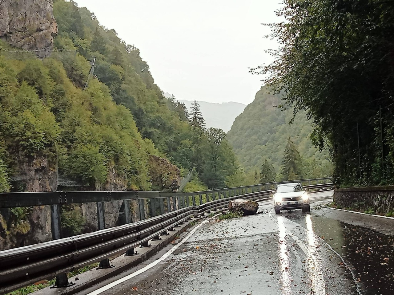 Nuova ondata di maltempo in Bergamasca: in Val Serina massi e alberi in strada, chiusa la provinciale