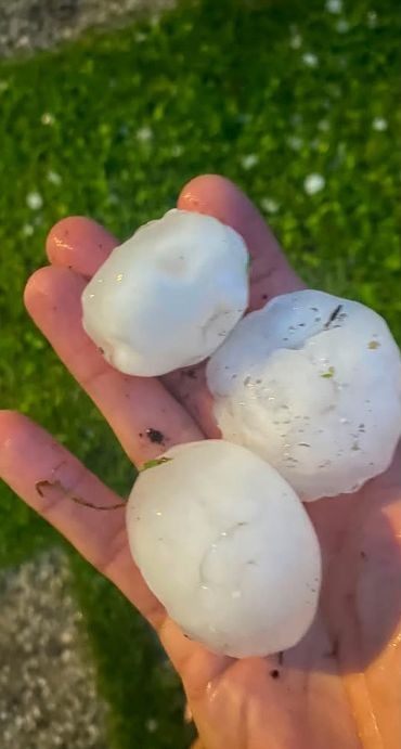 Chicchi di grandine grandi come frutti sulla Bassa: ecatombe di parabrezza e lunotti