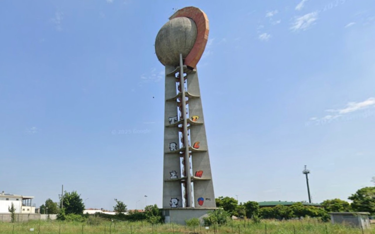 Si arrampicano sulla torre dell’acquedotto di Antegnate: due ragazzi rischiano la pelle