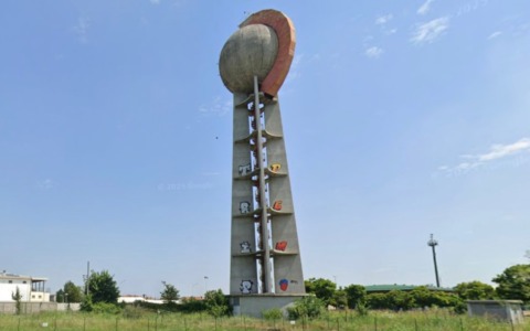 Si arrampicano sulla torre dell’acquedotto di Antegnate: due ragazzi rischiano la pelle