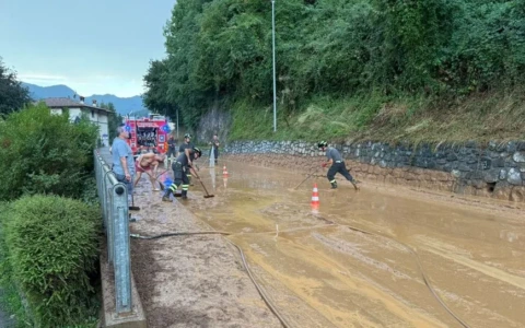 Maltempo in Val Seriana, colata di fango sulla strada a Parre: vigili e residenti insieme hanno ripristinato la viabilità