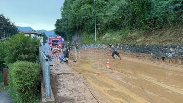 Maltempo in Val Seriana, colata di fango sulla strada a Parre: vigili e residenti insieme hanno ripristinato la viabilità