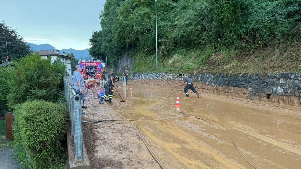 Maltempo in Val Seriana, colata di fango sulla strada a Parre: vigili e residenti insieme hanno ripristinato la viabilità