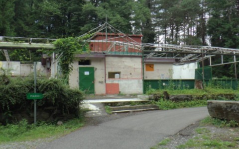 Abbandono e polemiche per l’ex chiosco della pineta a Clusone
