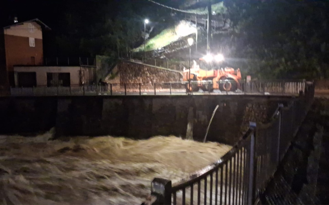 Il maltempo fa paura: sei Comuni isolati in alta Val Brembana e Seriana. E un’altra perturbazione è in arrivo