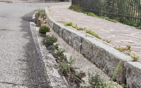 Paese del Sole o delle «contraddizioni»? A Dossena «grandi opere per un turismo di nicchia, ma incuria e abbandono»