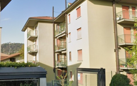 Si arrampica fino al quarto piano a Ponteranica: il proprietario lo sorprende e il ladro fugge