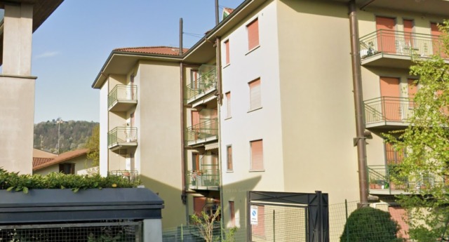 Si arrampica fino al quarto piano a Ponteranica: il proprietario lo sorprende e il ladro fugge