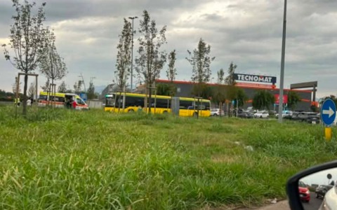 Due moto evitano il pullman e-Brt a Dalmine, ma cadono: quattro i feriti