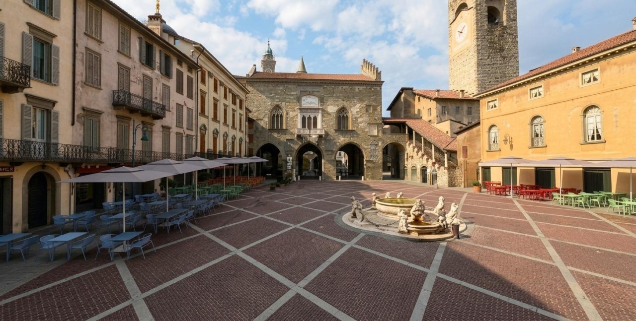 Ombrelloni più contenuti, tutti uguali e allineati: il nuovo volto dei dehors in Piazza Vecchia