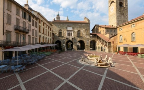 Ombrelloni più contenuti, tutti uguali e allineati: il nuovo volto dei dehors in Piazza Vecchia
