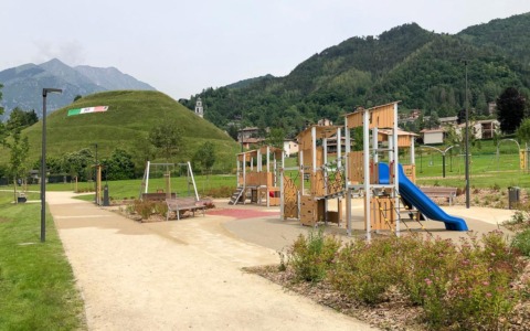 Schiaffi e spinte a ragazzini da un gruppo di adolescenti al parco a Clusone: la denuncia