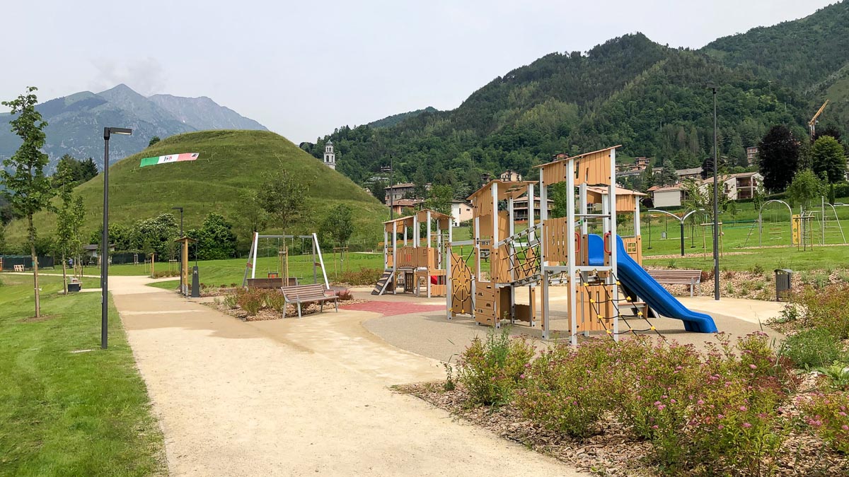 Schiaffi e spinte a ragazzini da un gruppo di adolescenti al parco a Clusone: la denuncia