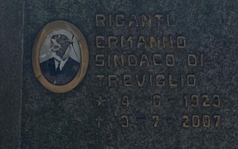Vandalizzata la tomba dell’ex sindaco Riganti a Treviglio: rotta la fotografia, ingiurie scritte sulla lapide