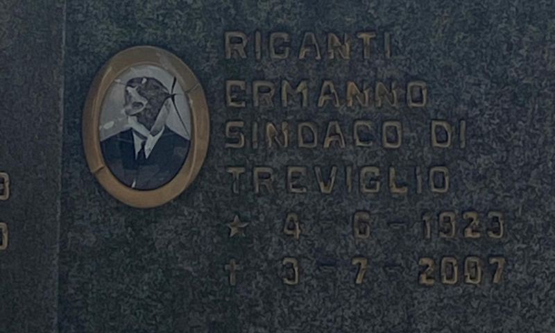 Vandalizzata la tomba dell’ex sindaco Riganti a Treviglio: rotta la fotografia, ingiurie scritte sulla lapide