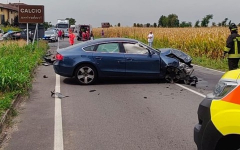 Scontro fra due auto lungo la provinciale tra Covo e Calcio, grave una ragazza di 17 anni