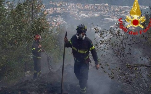 Il terribile incendio di Ferragosto: bruciati tre ettari di prato e bosco sopra Olera