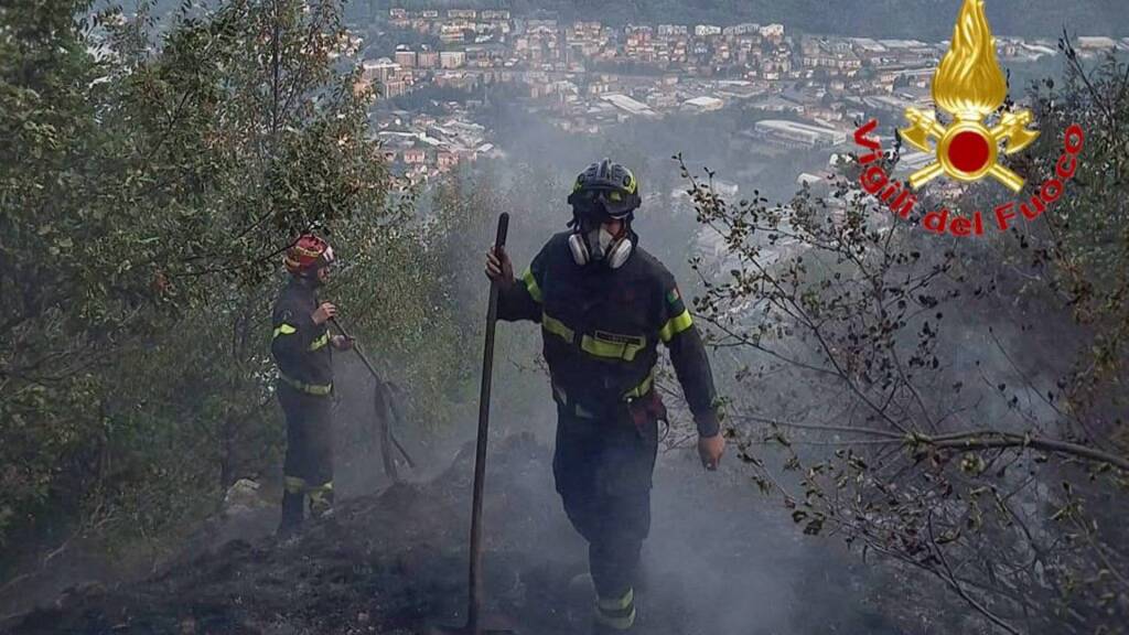 Il terribile incendio di Ferragosto: bruciati tre ettari di prato e bosco sopra Olera