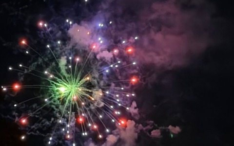 Migliaia di persone con gli occhi rivolti al cielo: a Bergamo lo spettacolo dei fuochi dell’Apparizione