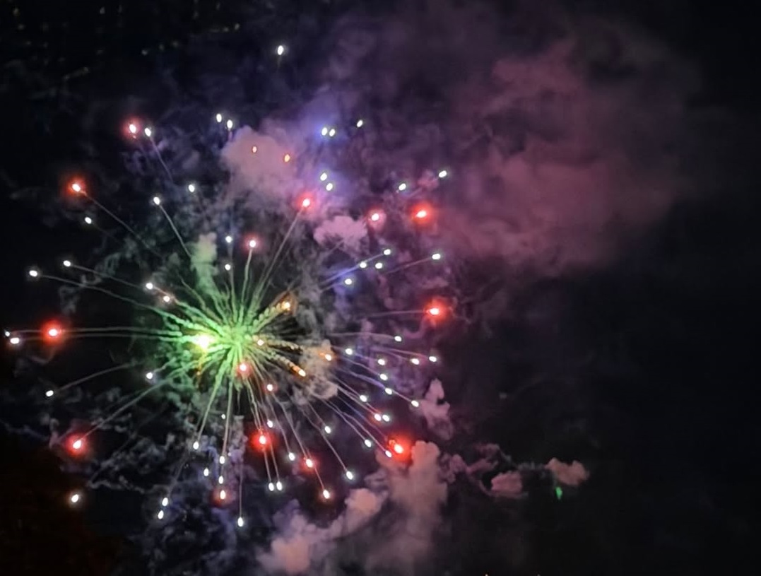 Migliaia di persone con gli occhi rivolti al cielo: a Bergamo lo spettacolo dei fuochi dell’Apparizione