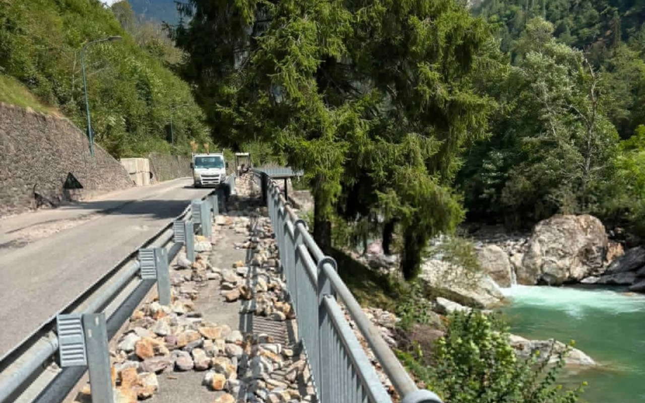 Torna la viabilità dopo la frana: ad Isola di Fondra si fanno i conti