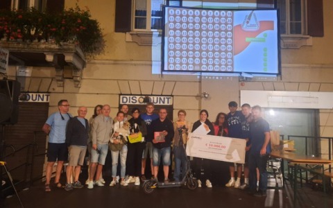Ha 18 anni ed è quasi patentata: Gaia di Albino vince un’auto alla tombolata di Piazza Brembana