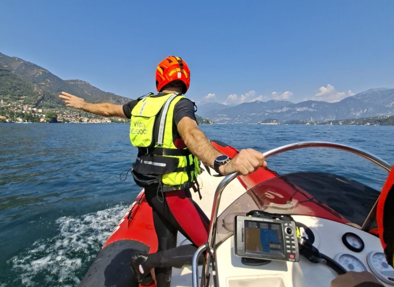 Ricerche senza sosta per un 21enne residente a Bergamo che si è tuffato nel lago di Como e non è riemerso
