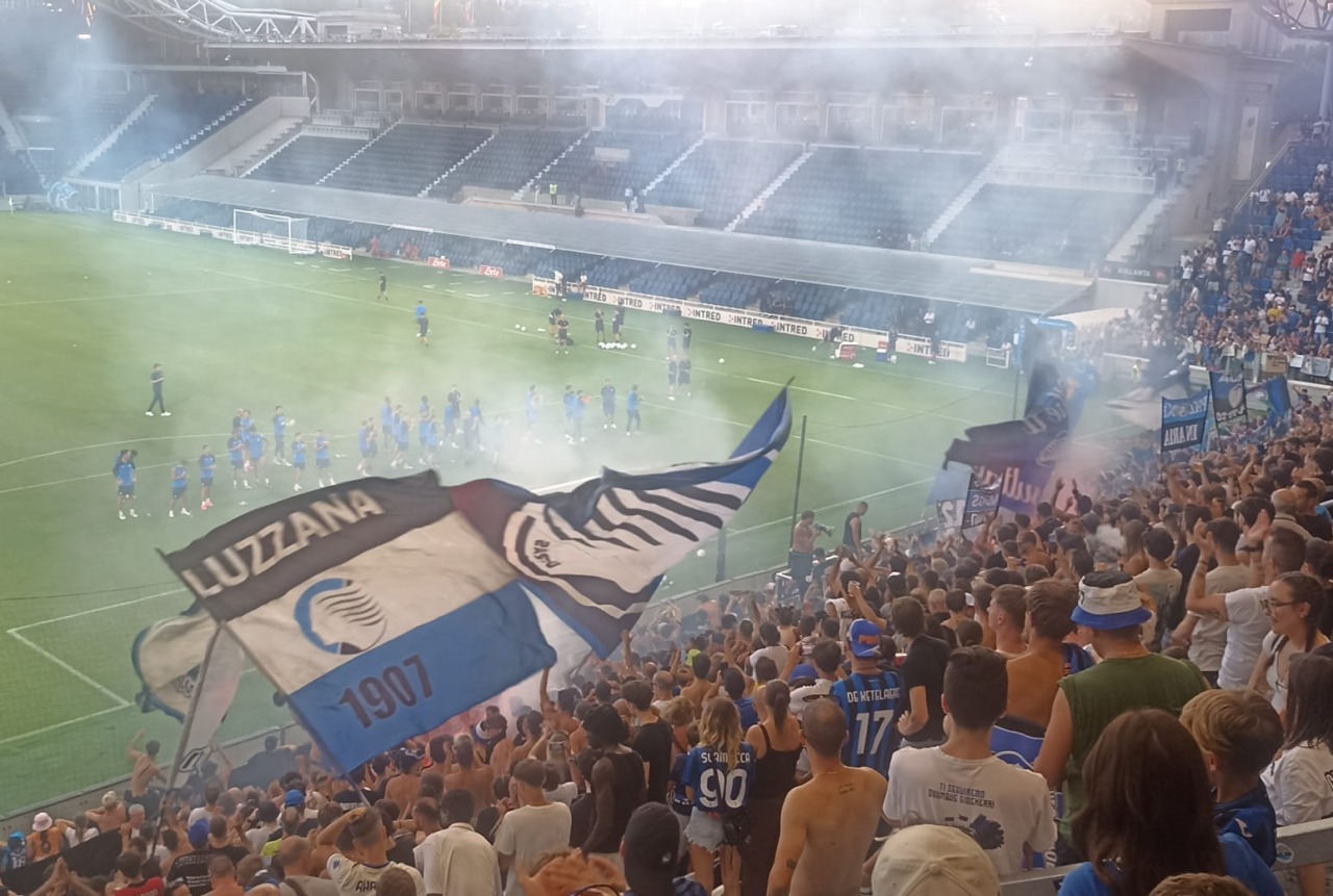 Il sorriso di Sarri, il tridente e la sua gente: in quasi settemila allo stadio per un semplice allenamento