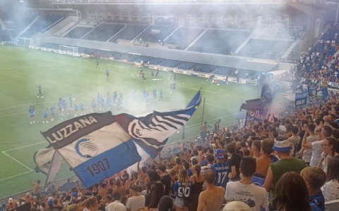 Il sorriso di Sarri, il tridente e la sua gente: in quasi settemila allo stadio per un semplice allenamento