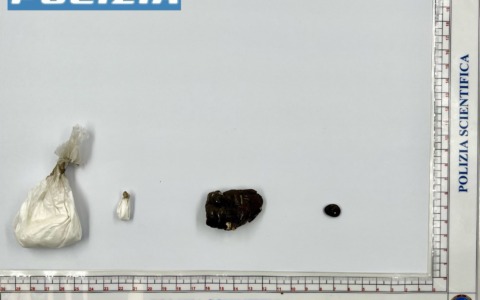 Due denunce per spaccio in zona stazione: droga nascosta nei monopattini elettrici