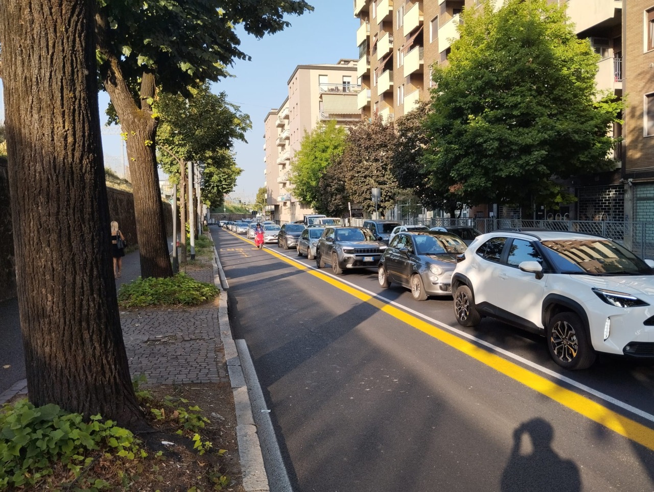 La e-Brt è appena partita, ma via Bonomelli è già intasata. E siamo soltanto ad agosto…