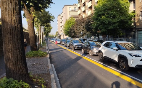 La e-Brt è appena partita, ma via Bonomelli è già intasata. E siamo soltanto ad agosto…