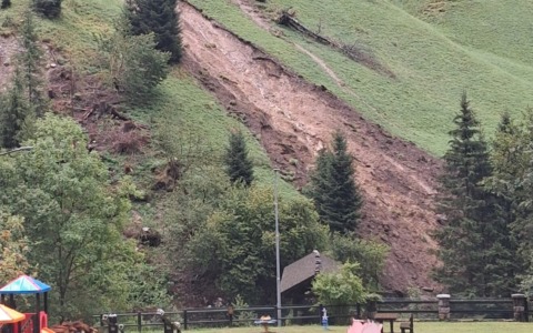 Forti temporali e frane in alta Val Brembana: isolati tre Comuni, famiglia evacuata a Valleve