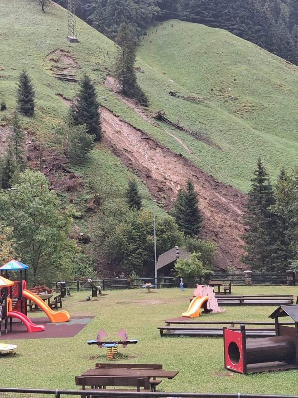 Forti temporali e frane in alta Val Brembana: isolati tre Comuni, famiglia evacuata a Valleve