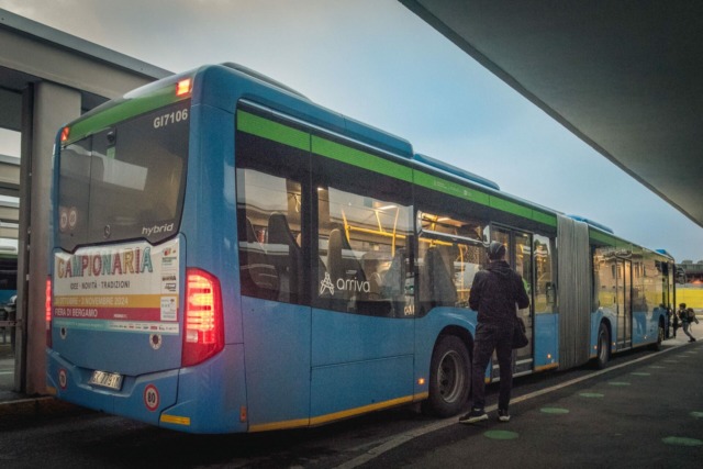 Oltre a quelli dei treni, aumentano anche gli abbonamenti dei bus in Bergamasca (ma non quelli di Atb)