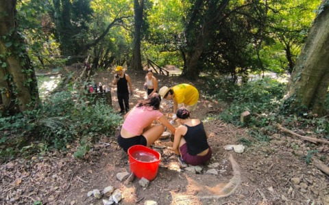 Venti volontari da tutto il mondo per prendersi cura del verde nei boschi della Maresana